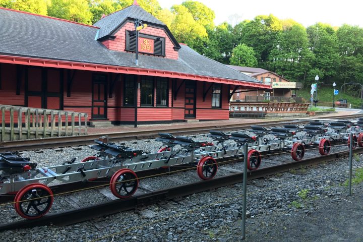 a row of parked motorcycles sitting in front of a building